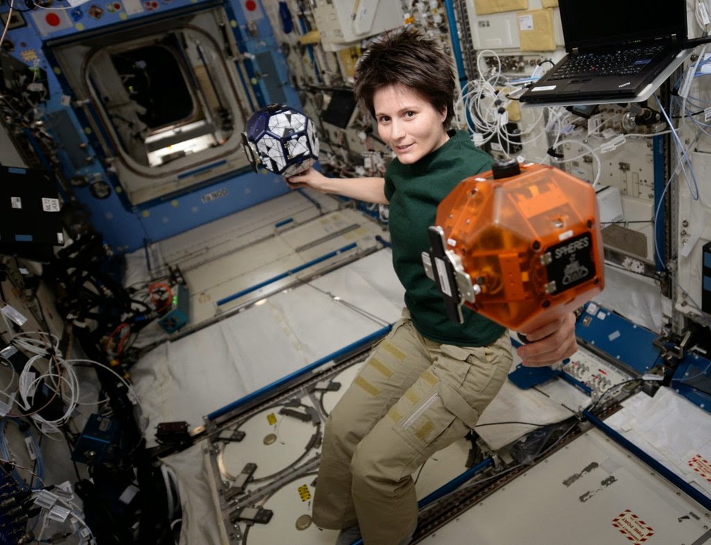 Samantha Cristoforetti con i satelliti Spheres. Credit: ESA/NASA