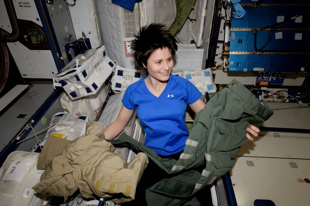 Samantha Cristoforetti con un nuovo paio di pantaloni verdi. Credit: ESA/NASA