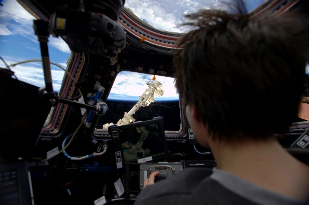 Samantha Cristoforetti si esercita con il braccio robotico della ISS per l'arrivo di Dragon. Credit: ESA/NASA