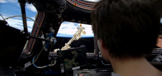 Samantha Cristoforetti si esercita con il braccio robotico della ISS per l'arrivo di Dragon. Credit: ESA/NASA