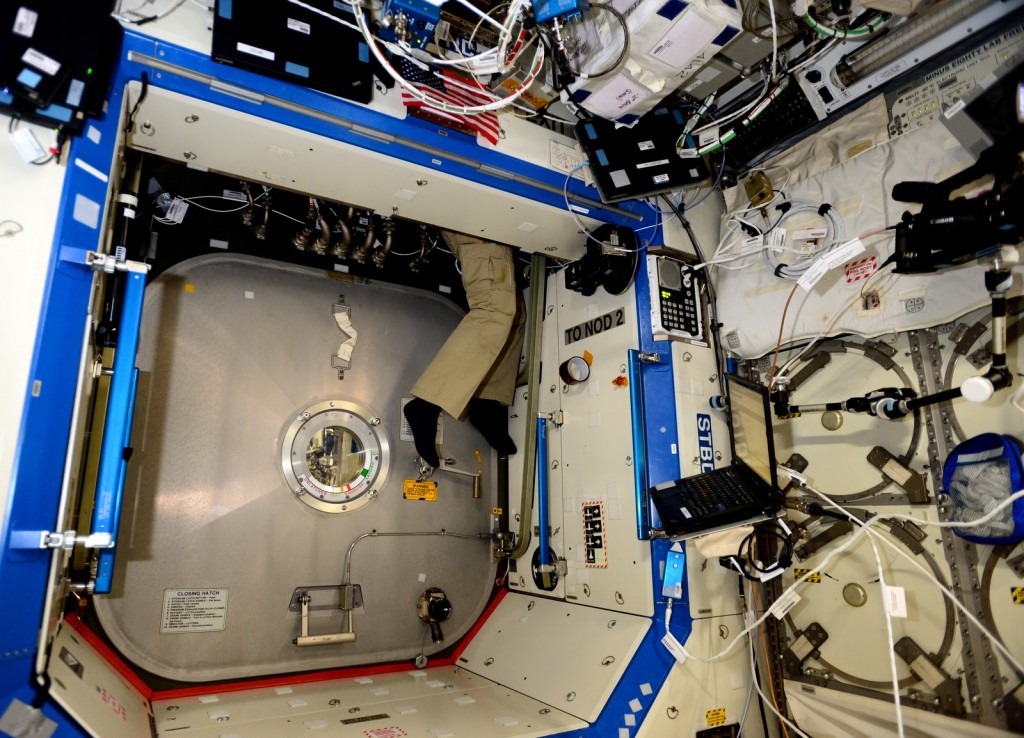 Samantha Cristoforetti accede a un connettore nel laboratorio Destiny. Credit: ESA/NASA