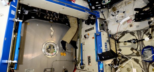 Samantha Cristoforetti accede a un connettore nel laboratorio Destiny. Credit: ESA/NASA