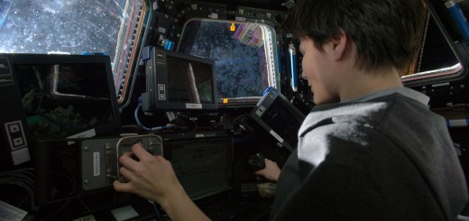 Samantha Cristoforetti manovra il braccio robotico della ISS. Credit: ESA/NASA