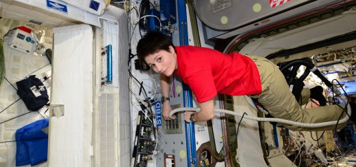 Samantha Cristoforetti passa l'aspirapolvere nel Nodo 2 della ISS. Credit: ESA/NASA