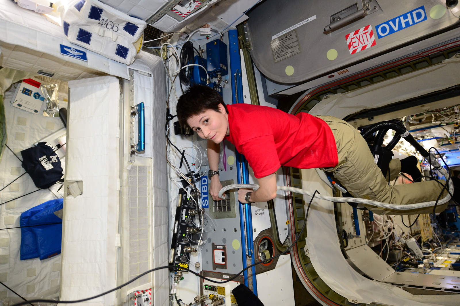 Samantha Cristoforetti passa l'aspirapolvere nel Nodo 2 della ISS. Credit: ESA/NASA