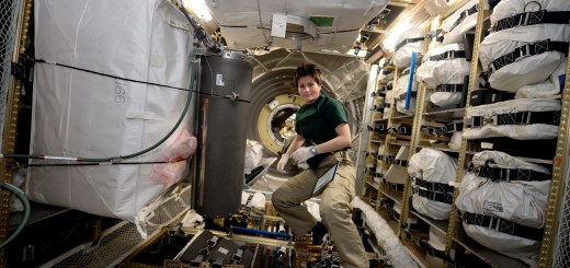 Samantha Cristoforetti trasferisce i prodotti di scarto del riciclaggio dell'urina in un serbatoio dell'ATV-5. Credit: ESA/NASA