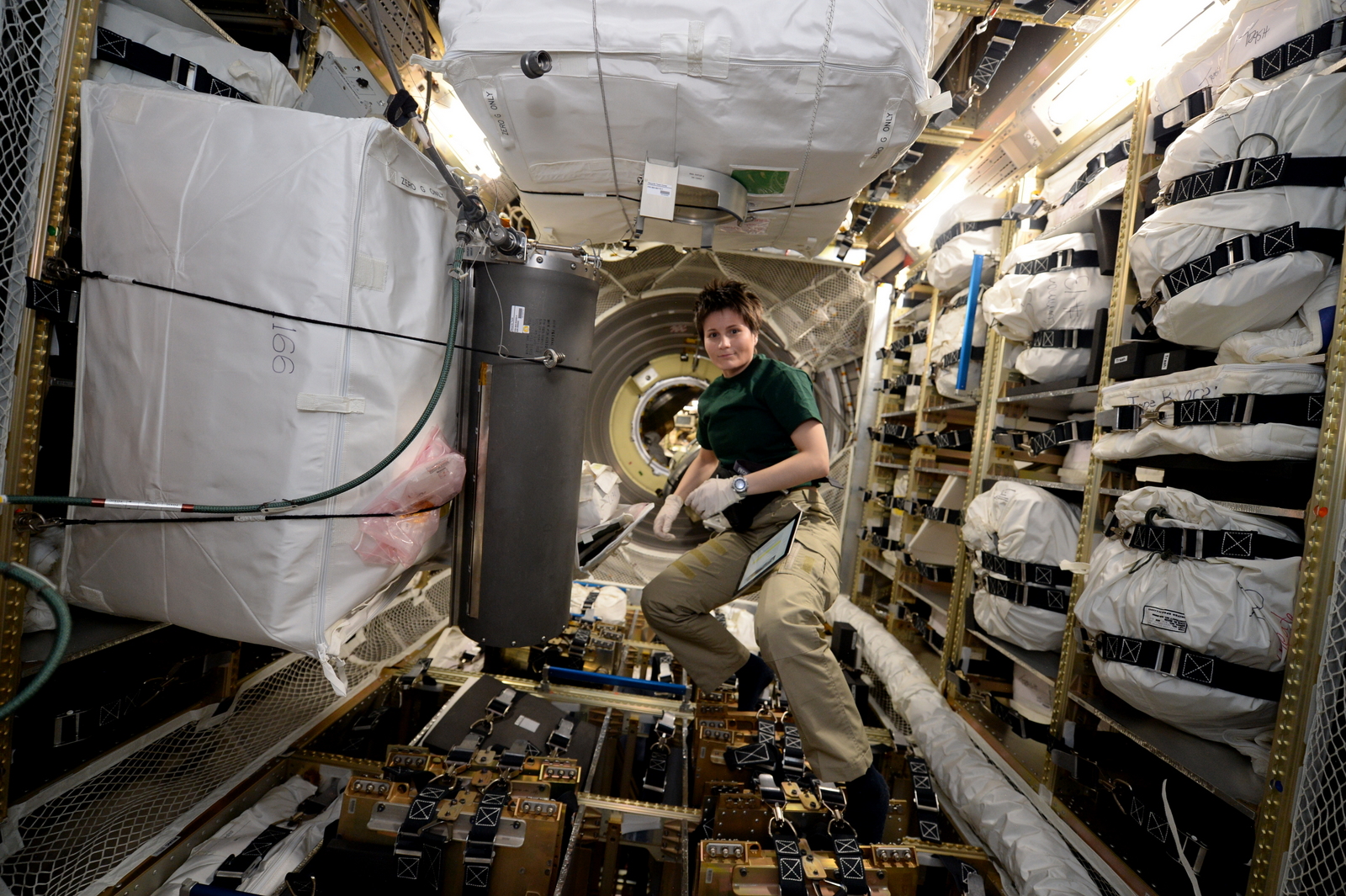 Samantha Cristoforetti trasferisce i prodotti di scarto del riciclaggio dell'urina in un serbatoio dell'ATV-5. Credit: ESA/NASA