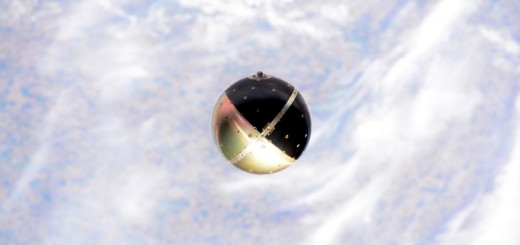 SpinSat si allontana dalla ISS dopo il suo rilascio Credit: NASA