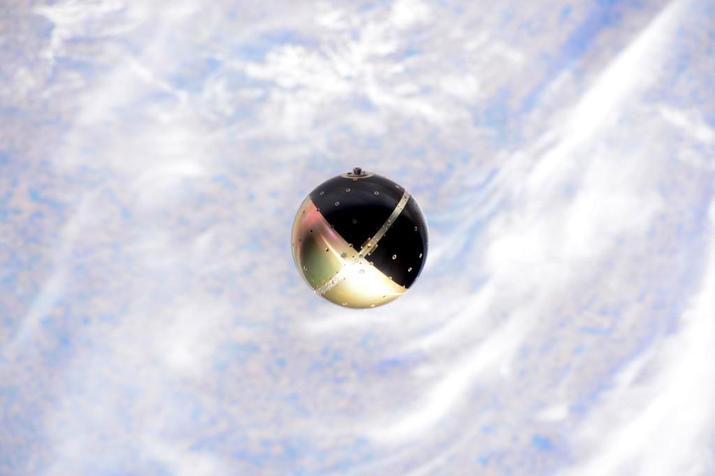 SpinSat si allontana dalla ISS dopo il suo rilascio Credit: NASA