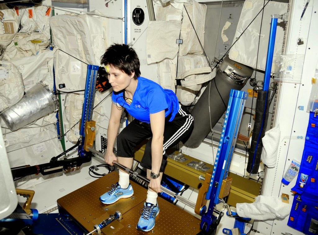Samantha Cristoforetti si allena sull'ARED. Credit: ESA/NASA