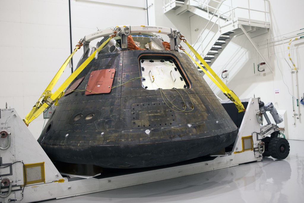 La capsula Orion nel Launch Abort System Facility del Kennedy Space Center, durante la conferenza stampa. (C) NASA.