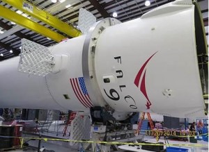 Le quattro piccole ali aerodinamiche garantiranno una maggiore stabilità durante la fase di atterraggio del primo stadio del vettore. Credit: Elon Musk (Twitter @elonmusk)