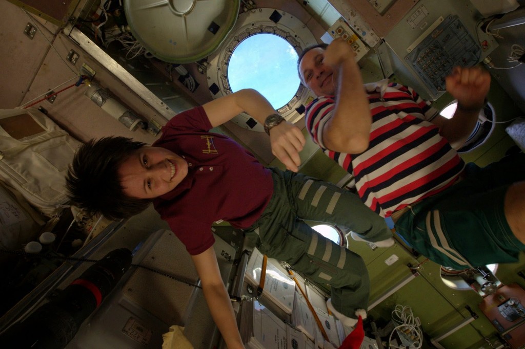 Samantha Cristoforetti e Anton Shkaplerov nel modulo di servizio Zvezda a Capodanno 2015. Credit: ESA/NASA