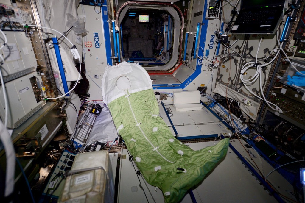 Il sacco a pelo di Samantha Cristoforetti nel Laboratorio Destiny la notte dell'allarme ammoniaca sulla ISS. Credit: ESA/NASA