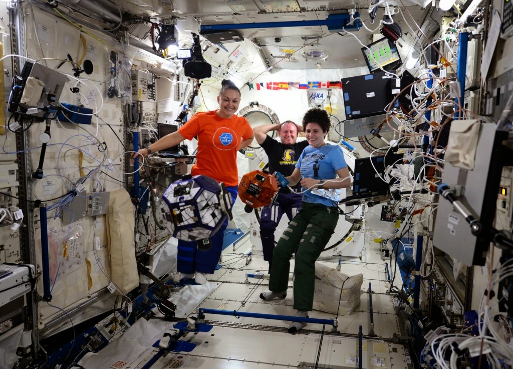 Samantha Cristoforetti, Elena Serova e Barry Wilmore nella finale Zero Robotics 2014 sulla ISS. Credit: ESA/NASA