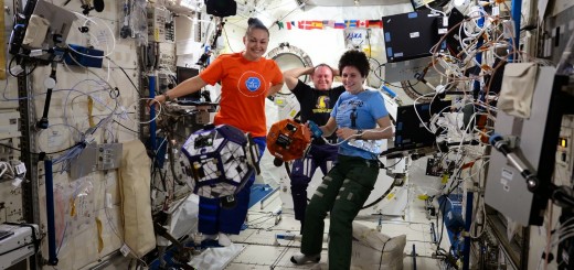 Samantha Cristoforetti, Elena Serova e Barry Wilmore nella finale Zero Robotics 2014 sulla ISS. Credit: ESA/NASA