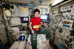 Samantha Cristoforetti con indosso i sensori dell'esperimento Drain Brain. Credit: ESA/NASA