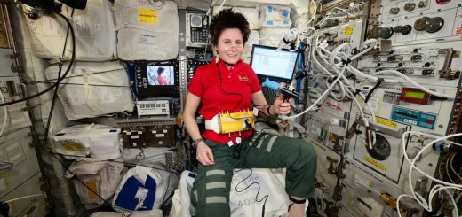 Samantha Cristoforetti con indosso i sensori dell'esperimento Drain Brain. Credit: ESA/NASA