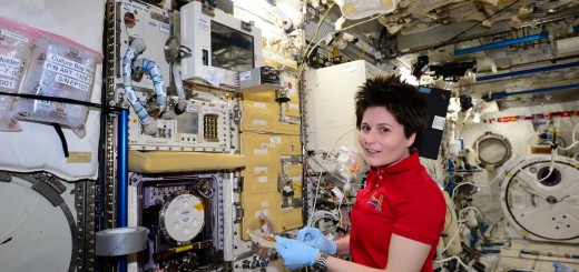 Samantha Cristoforetti con l'esperimento Epigenetica. Credit: ESA/NASA