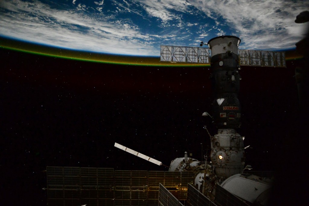 ATV-5 e un cargo Progress nella notte orbitale fotografati da Samantha Cristoforetti. Credit: ESA/NASA
