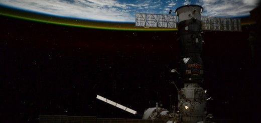 ATV-5 e un cargo Progress nella notte orbitale fotografati da Samantha Cristoforetti. Credit: ESA/NASA