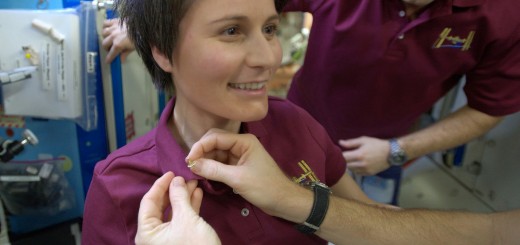 Samantha Cristoforetti riceve la spilletta d'oro da astronauta da Terry Virts il giorno di Natale 2014. Credit: ESA/NASA