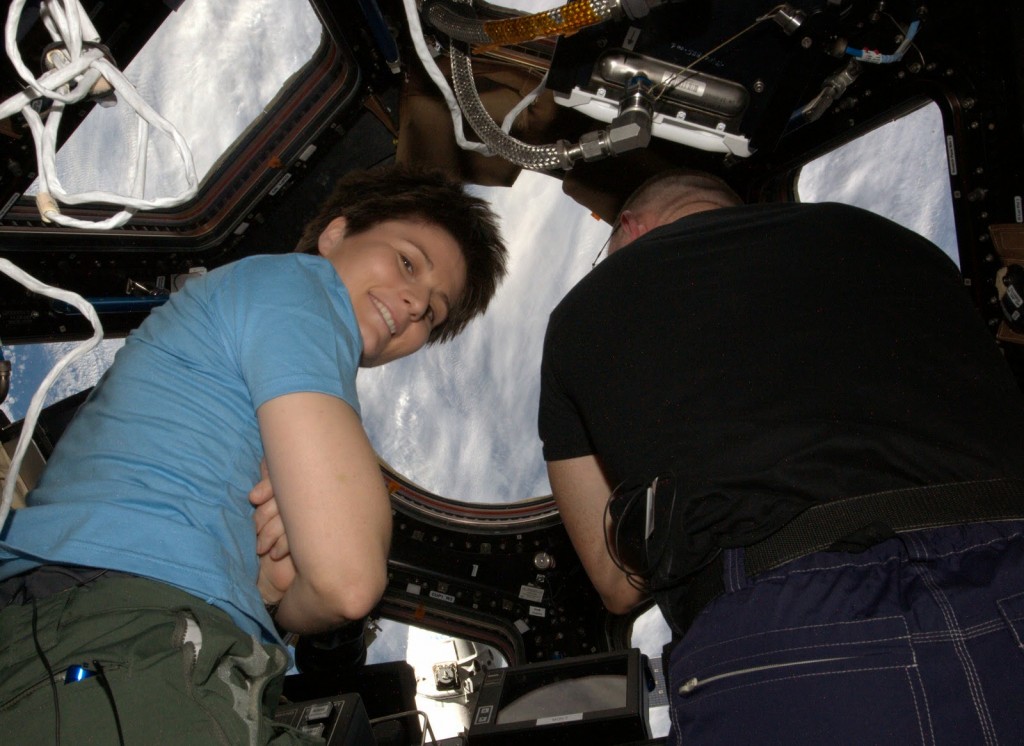 Samantha Cristoforetti e Barry Wilmore nella Cupola durante l'avvicinamento del cargo Dragon CRS-5. Credit: ESA/NASA