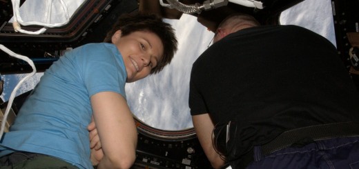 Samantha Cristoforetti e Barry Wilmore nella Cupola durante l'avvicinamento del cargo Dragon CRS-5. Credit: ESA/NASA