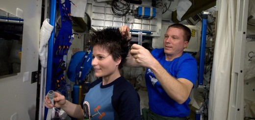 Terry Virts taglia i capelli a Samantha Cristoforetti. Credit: ESA/NASA