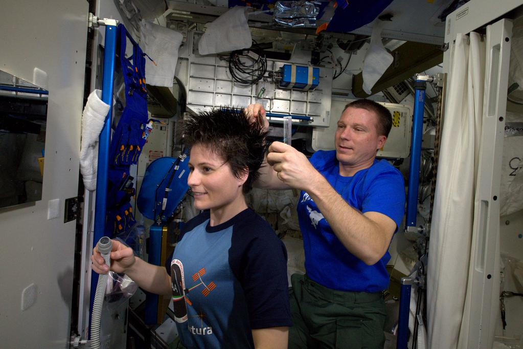 Terry Virts taglia i capelli a Samantha Cristoforetti. Credit: ESA/NASA