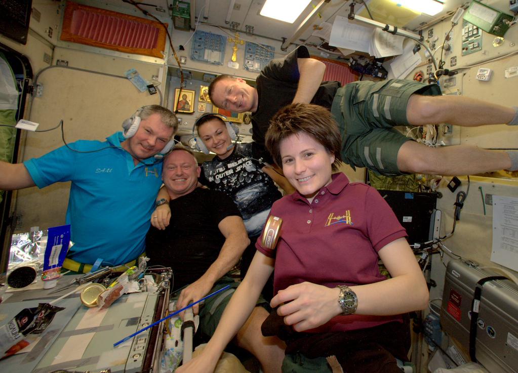 Samantha Cristoforetti e l'equipaggio della Expedition 42 festeggiano il Capodanno 2015. Credit: ESA/NASA