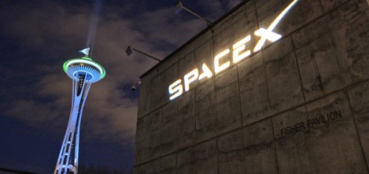 Il logo di SpaceX al Fisher Pavillon del Seattle Center. Image Credit: GeekWire.