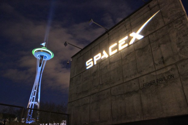 Il logo di SpaceX al Fisher Pavillon del Seattle Center. Image Credit: GeekWire.