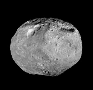 Un'immagine di Vesta ottenuta dalla composizione di differenti fotografie effetttuate da Dawn. Image Credit: NASA/JPL-Caltech/ UCAL/MPS/DLR/IDA