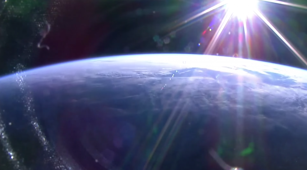 Un'alba orbitale ripresa da una telecamera HDEV della ISS il 17 gennaio 2015. Credit: JSC/NASA