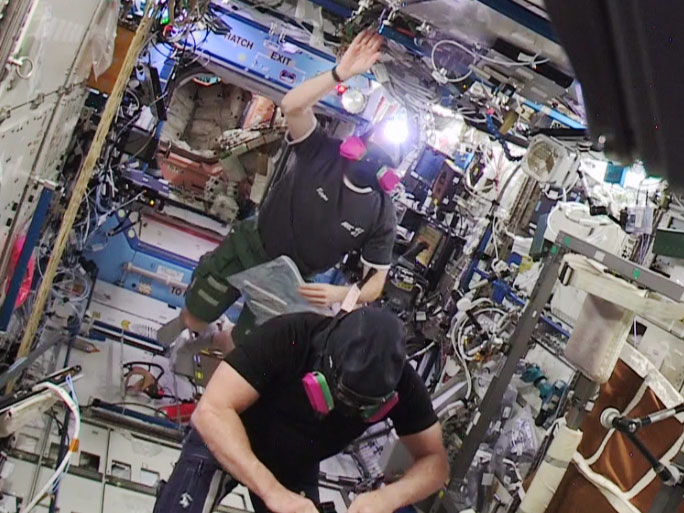 Barry Wilmore e Terry Virts poco dopo l'ingresso nel segmento USOS della ISS nella serata dell'emergenza del 14 gennaio 2015. Credit: NASA TV
