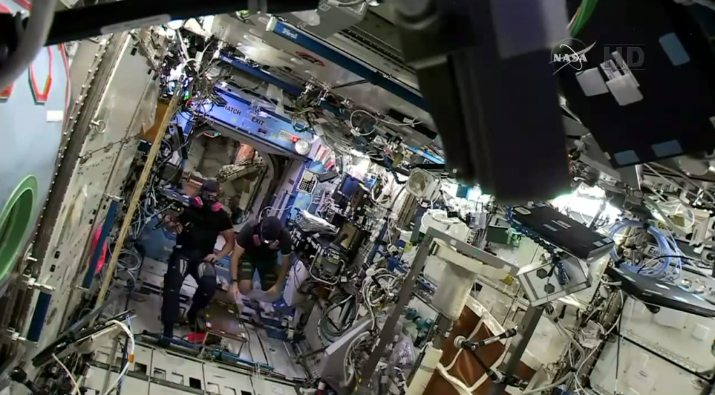 Terry Virts e Barry Wilmore analizzano l'aria del modulo Destiny nella serata dell'emergenza del 14 gennaio 2015 sulla ISS. Credit: NASA TV