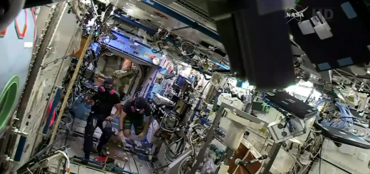 Terry Virts e Barry Wilmore analizzano l'aria del modulo Destiny nella serata dell'emergenza del 14 gennaio 2015 sulla ISS. Credit: NASA TV