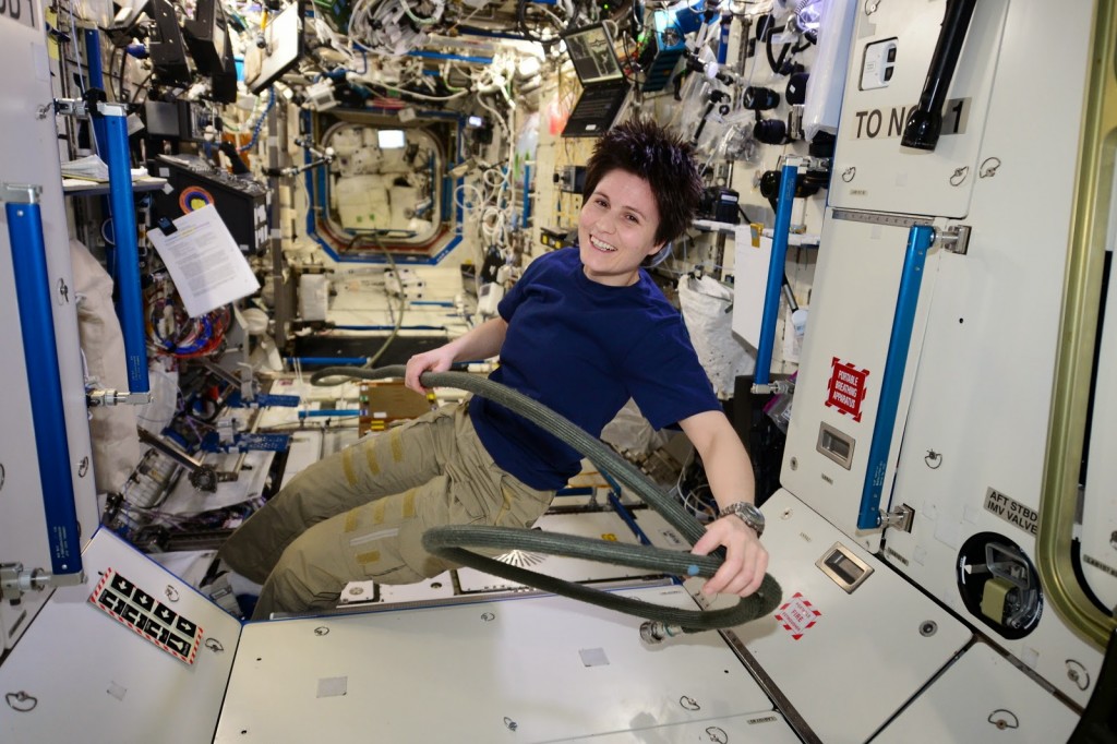 Samantha Cristoforetti con il tubo di collegamento al vuoto del vestibolo Nodo 1-PMM. Credit: ESA/NASA