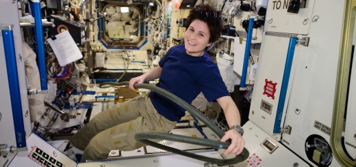Samantha Cristoforetti con il tubo di collegamento al vuoto del vestibolo Nodo 1-PMM. Credit: ESA/NASA