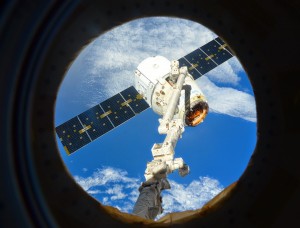 Il cargo Dragon CRS-5 poco prima del rilascio dal braccio robotico della ISS. Credit: ESA/NASA