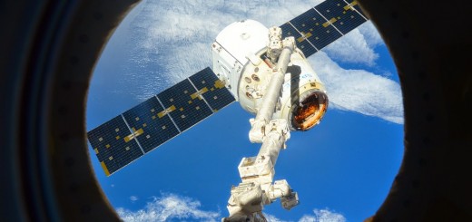 Il cargo Dragon CRS-5 poco prima del rilascio dal braccio robotico della ISS. Credit: ESA/NASA