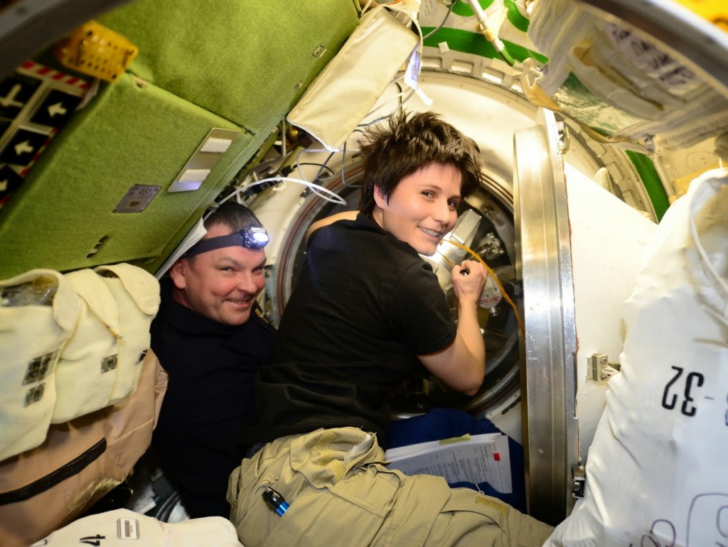Samantha Cristoforetti e Aleksandr Samokutyayev chiudono il portello di ATV-5. Credit: ESA/NASA