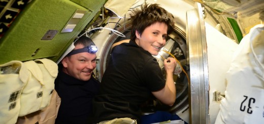 Samantha Cristoforetti e Aleksandr Samokutyayev chiudono il portello di ATV-5. Credit: ESA/NASA