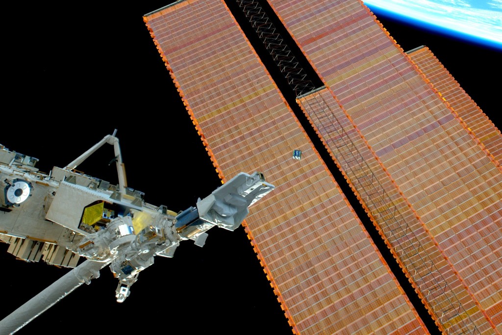 Il rilascio di un Cubesat dal braccio robotico giapponese della ISS durante la Expedition 42. Credit: ESA/NASA