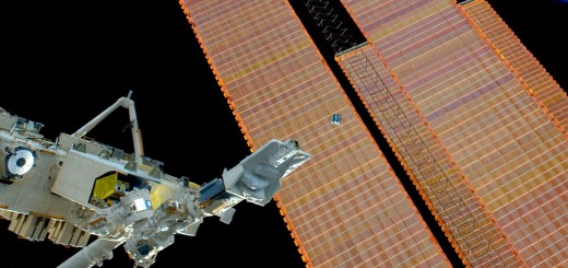 Il rilascio di un Cubesat dal braccio robotico giapponese della ISS durante la Expedition 42. Credit: ESA/NASA