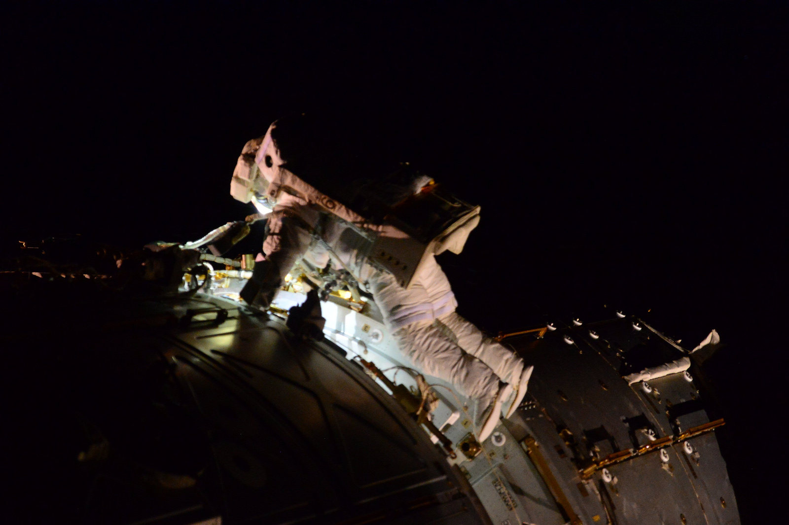 Terry Virts nella sua prima EVA durante la Expedition 42. Credit: ESA/NASA