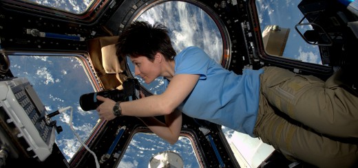 Samantha Cristoforetti fotografa la Terra dalla Cupola. Credit: ESA/NASA