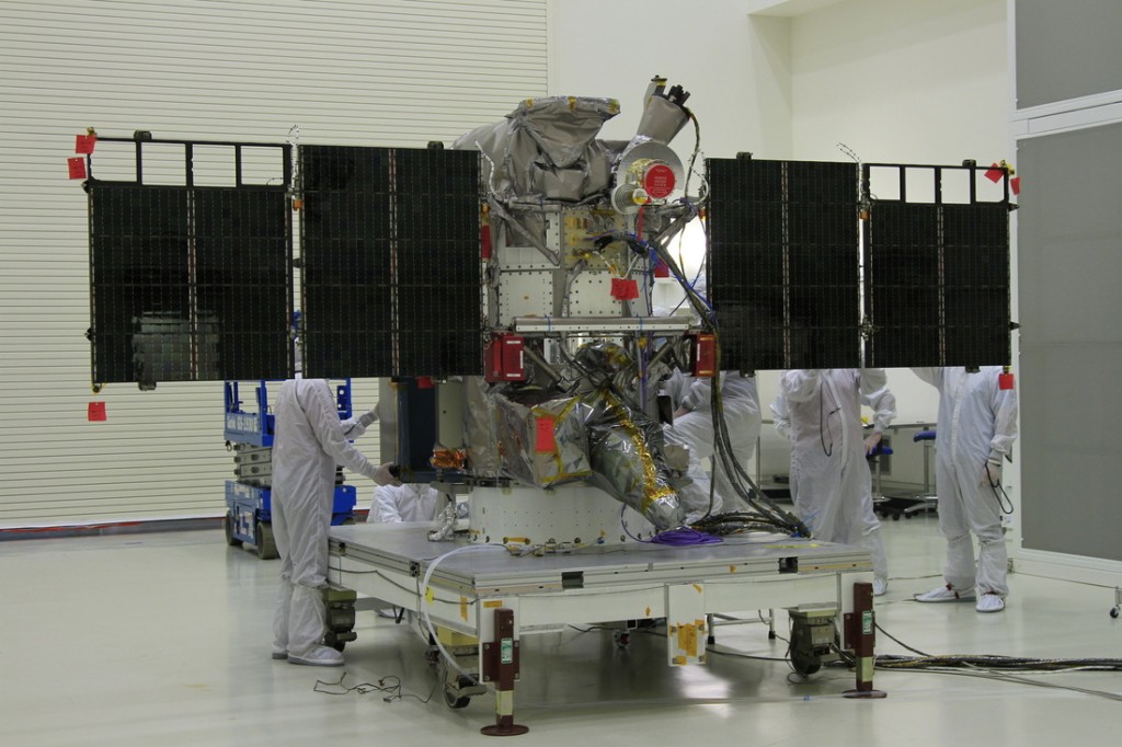 La sonda DSCOVR durante l'assemblaggio finale. Credit: NASA
