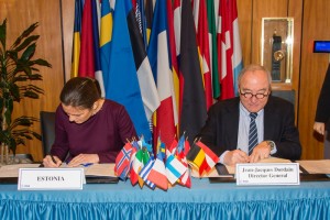 Il momento della firma dell'accordo fra il Direttore generale dell'ESA  Jean-Jacques Dordain e Anne Sulling, Minister of Economic Affairs per il Governo estone e  Communications Responsible for Foreign Trade and Entrepreneurship. (C) ESA–N. Imbert-Vier, 2015